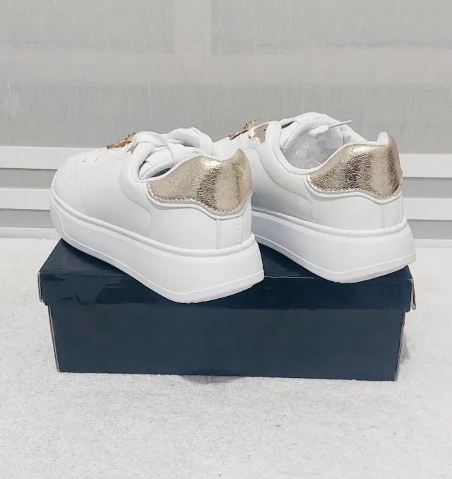 Zapatillas Blancas Talla 40 con Detalles Dorados