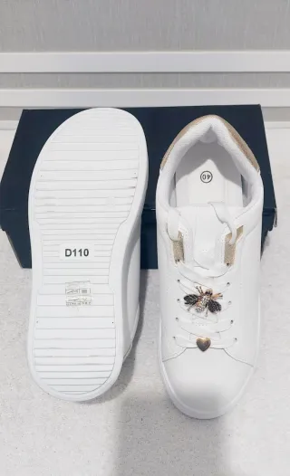 Zapatillas Blancas Talla 40 con Detalles Dorados