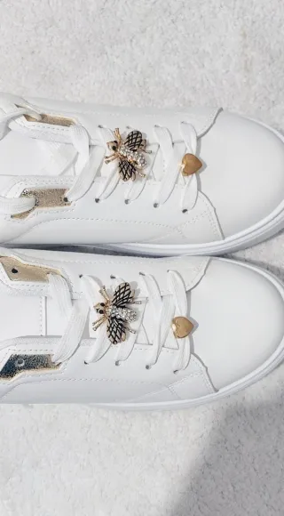 Zapatillas Blancas Talla 40 con Detalles Dorados