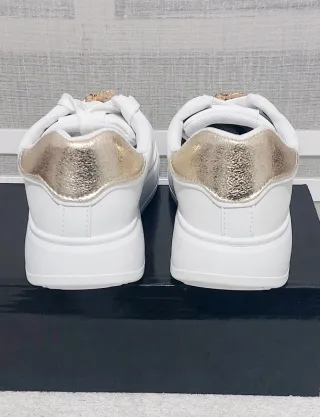 Zapatillas Blancas Talla 40 con Detalles Dorados
