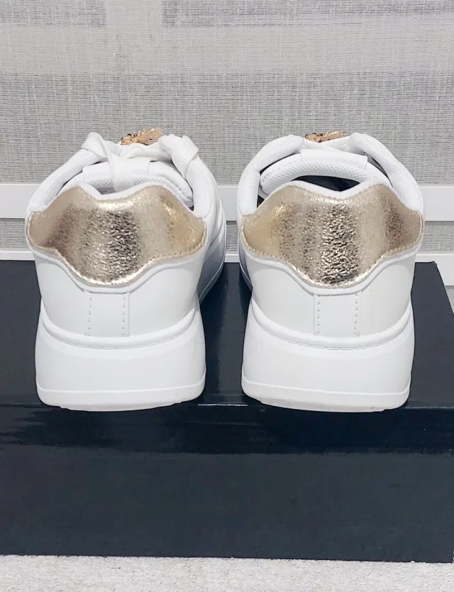 Zapatillas Blancas Talla 40 con Detalles Dorados