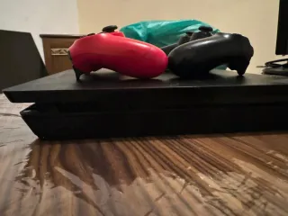 Consola PS4 Negra + 2 Mandos (Negro y Rojo) Y tele