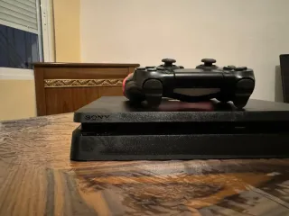 Consola PS4 Negra + 2 Mandos (Negro y Rojo) Y tele