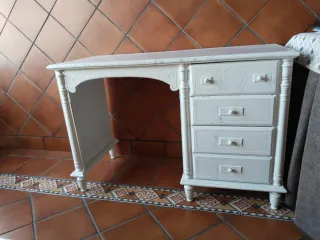 Escritorio blanco de madera