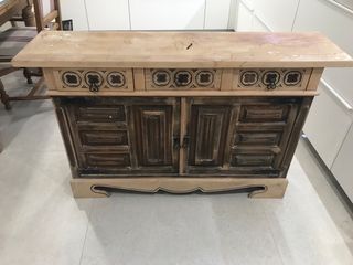 Mueble de madera en proceso de restauración.