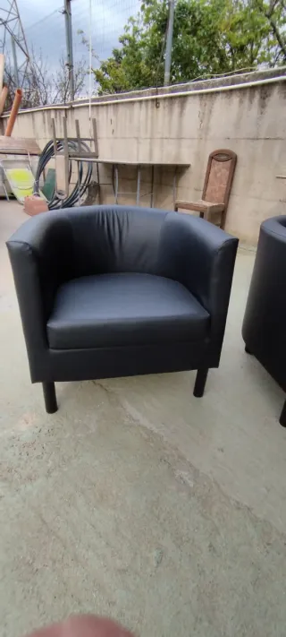 Coppia poltrone curve in similpelle nera