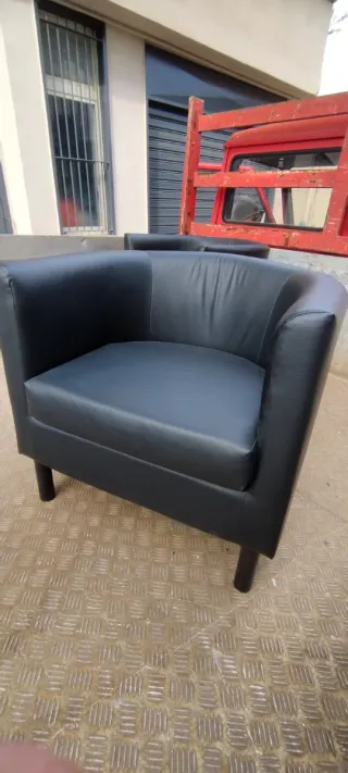 Coppia poltrone curve in similpelle nera