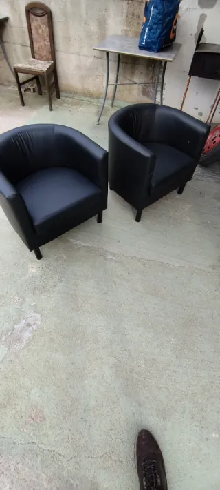 Coppia poltrone curve in similpelle nera