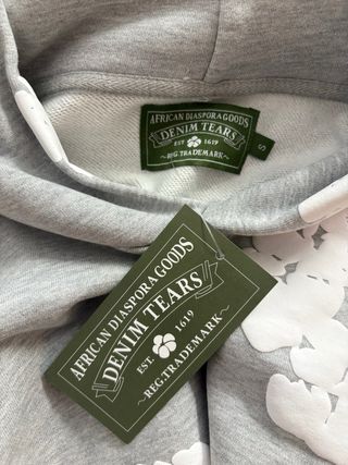 Sudadera Denim Tears Gris con Flores Blancas