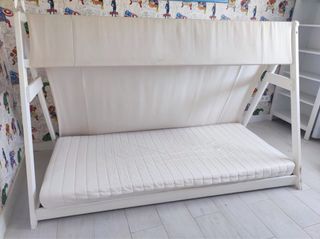 Cama infantil de madera y tela