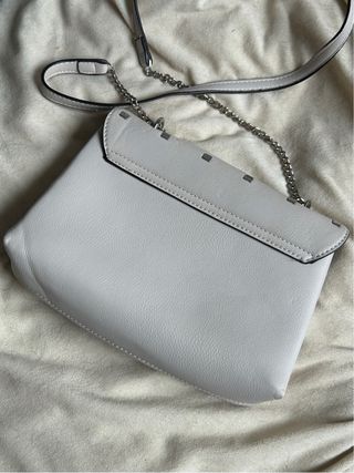 Bolso bandolera con tachuelas de Sfera