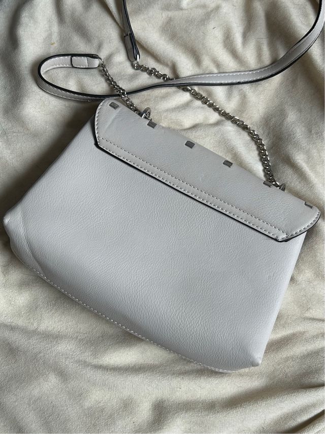 Bolso bandolera con tachuelas de Sfera