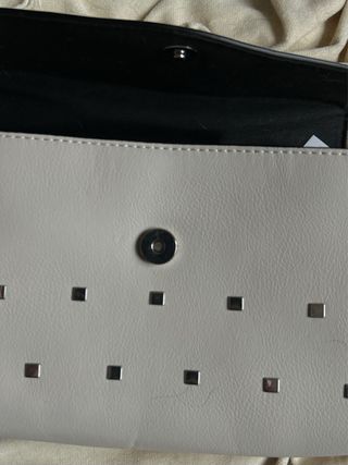 Bolso bandolera con tachuelas de Sfera