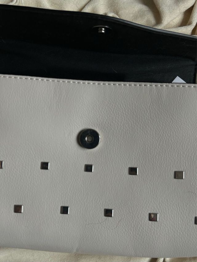 Bolso bandolera con tachuelas de Sfera