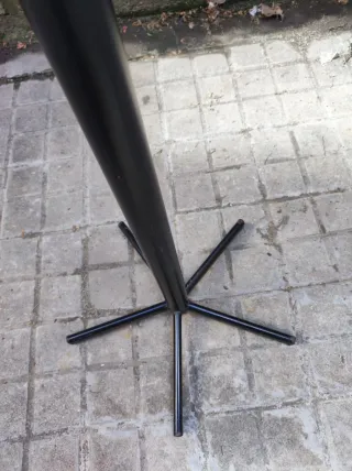 Perchero de pie metal y madera