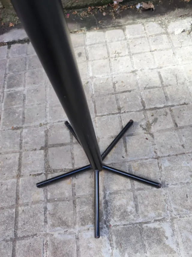 Perchero de pie metal y madera