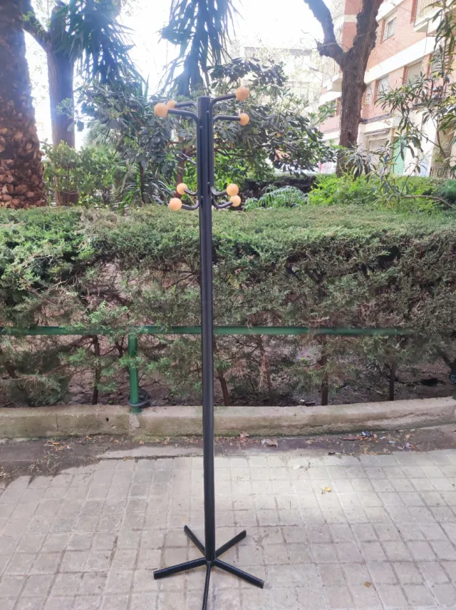 Perchero de pie metal y madera