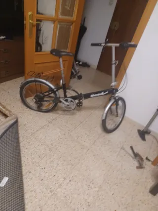 Bici plegable para reparar rueda pinchada y freno