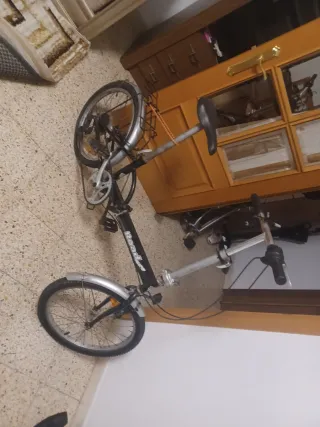 Bici plegable para reparar rueda pinchada y freno