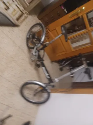 Bici plegable para reparar rueda pinchada y freno