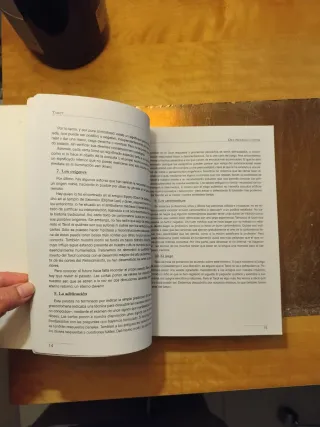 Tarot: La Historia, El Simbolismo y el Juego