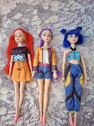 Muñecas K-Pop Demon Hunters con dos vestidos.