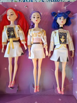 Muñecas K-Pop Demon Hunters con dos vestidos.