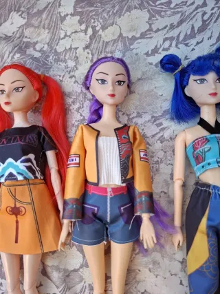 Muñecas K-Pop Demon Hunters con dos vestidos.