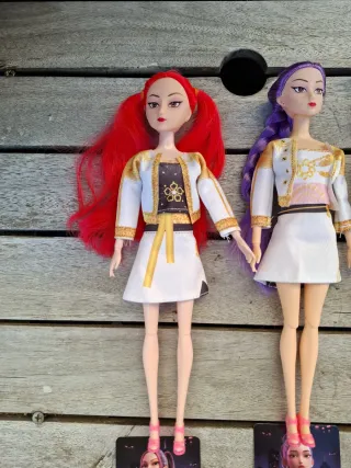 Muñecas K-Pop Demon Hunters con dos vestidos.