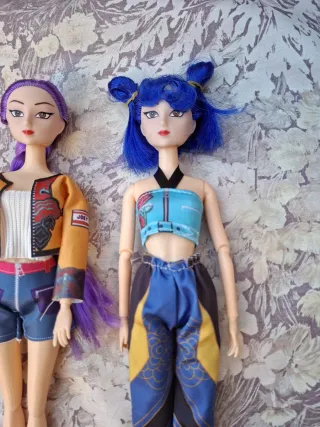 Muñecas K-Pop Demon Hunters con dos vestidos.