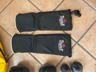 Pack Muay Thai: Guantes, vendas y espinilleras