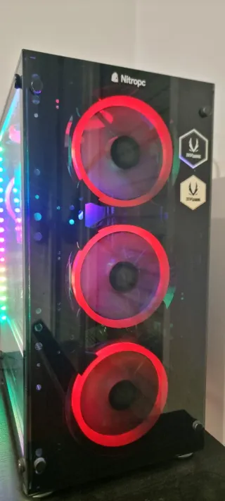 Computador Gamer sobre mesa