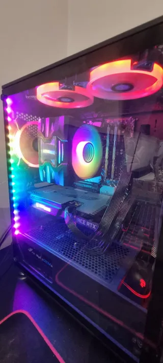 Computador Gamer sobre mesa