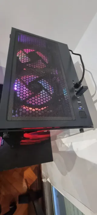 Computador Gamer sobre mesa