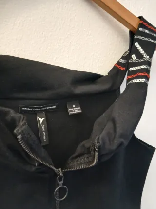 Vestito nero con zip e dettagli