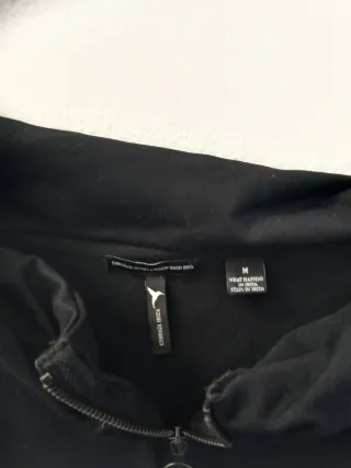 Vestito nero con zip e dettagli