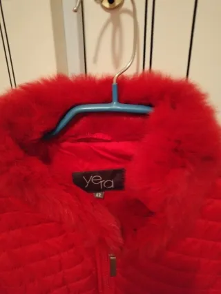 Chaleco rojo El Corte Inglés con cuello