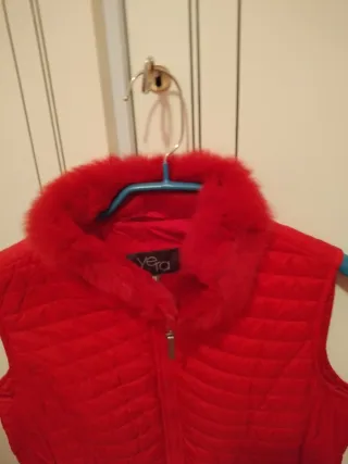 Chaleco rojo El Corte Inglés con cuello