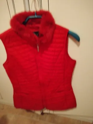 Chaleco rojo El Corte Inglés con cuello