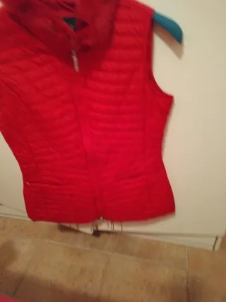 Chaleco rojo El Corte Inglés con cuello