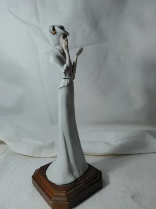Figura de porcelana mujer con sombrero