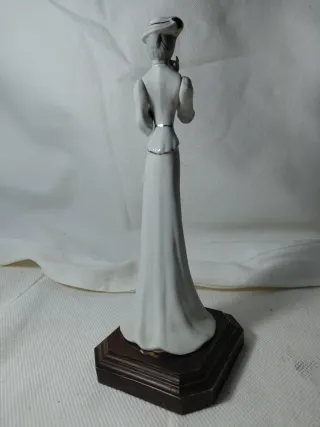 Figura de porcelana mujer con sombrero