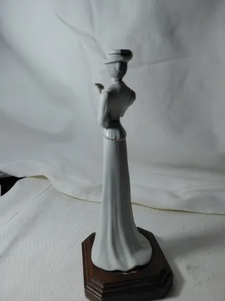 Figura de porcelana mujer con sombrero