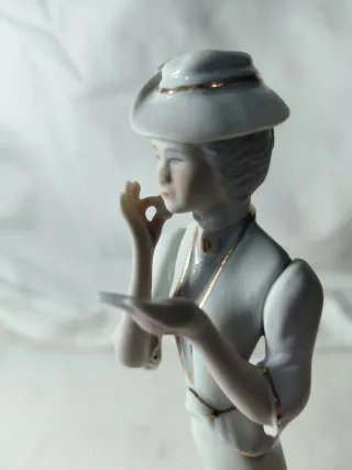 Figura de porcelana mujer con sombrero
