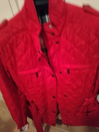 Cazadora roja acolchada con cinturón T42