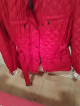 Cazadora roja acolchada con cinturón T42