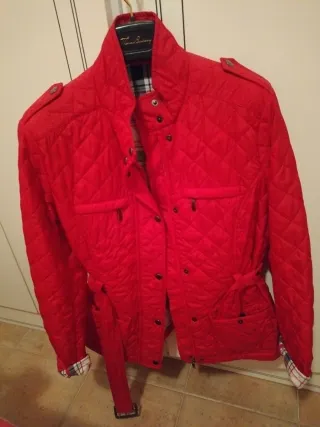 Cazadora roja acolchada con cinturón T42