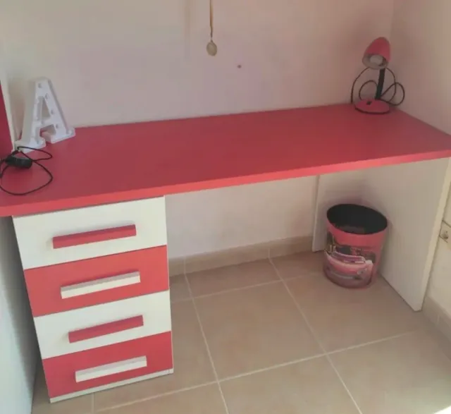 Escritorio blanco y rojo con 4 cajones