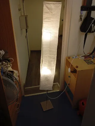 Lámpara de pie alta blanca