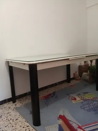 Mesa blanca con cristal